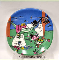 ARABIA,Muumi sein�lautanen Perheidylli (1995-2005),Moomin wall plate Happy Together,Design:Tove Slotte-Elevant / Tove Jansson,Leveys n. 12 cm, korkeus n.12 cm,1 kpl,87�/kpl,( Tuote nro 274M )