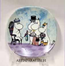 ARABIA,Muumi sein�lautanen Syntym�p�iv� (2005-2007),Moomin wall plate Birthday ,Design:Tove Slotte-Elevant / Tove Jansson,Leveys n. 12 cm, korkeus n.12 cm,1 kpl,98�/kpl,( Tuote nro 278M )