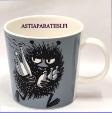 ARABIA,Muumimuki Haisuli Kruunuleima ,Moomin Mug, Stinky (2001- 2012),Design: Tove Slotte-Elevant,Korkeus n. 8 cm, halkaisija n. 8 cm, 3kpl,62 �/kpl,( Tuote nro 132M )