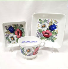 ARABIA,Valmu Suuri kuppi  ja 2 lautasta,Design:Esteri Tomula,Valmistettu 1965-1970, lautast halkaisija n. 18 cm X 18 cm,ja 13,5cm X 13,5cm, ja muku 9 cm kork. 11,2 halk.1 setti, 245�/kpl ( Tuote nro 325R )