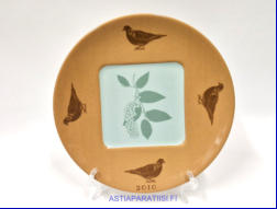 ARABIA, Flora & Fauna vuosilautanen 2010,Design:Eeva Sivula & Pekka Toivanen,Mitat Halkaisija ,n.22 cm,1kpl.47�/kpl,(  Tuote nro 140AM )
