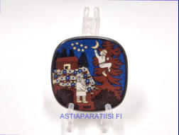 ARABIA, Kalevala factory visit koristelautanen 1987,Pieni sein�levy valmistettu muistoksi Arabian tehtaan vierailijoille.Design:Raija Uosikinen,Mitat Pituus x leveys: 6,4 cm x 6,4 cm,1kpl.45�/kpl,(  Tuote nro 144AM )