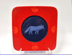 ARABIA, Flora & Fauna vuosilautanen 2000, Kettu ja pihlaja,Design:Eeva Sivula & Pekka Toivanen,Mitat Pituus x leveys: 20,5 cm x 20,5 cm, 1kpl. 32�/kpl,(  Tuote nro 127AM )