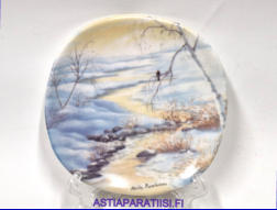 ARABIA,Sein�lautanen Talven hiljaisuus saaristoss, Design: Anita Rantanen-Siewers,Mitat Korkeus n. 12 cm, leveys n. 12 cm,1kpl.25�/kpl,( Tuote nro 185AM )