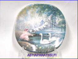 ARABIA,Sein�lautanen Lapsi ja joutsenet, Design: Anita Rantanen-Siewers,Mitat Korkeus n. 12 cm, leveys n. 12 cm,1kpl.25�/kpl,( Tuote nro 192AM )