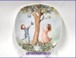 ARABIA,Sein�lautanen Kev�ttanssi "Nelj� vuodenaikaa" 1990-luku,Design:Kaarina Kaila,Mitat Korkeus n. 12 cm, leveys n. 12 cm,1kpl.25�/kpl,( Tuote nro 207AM )