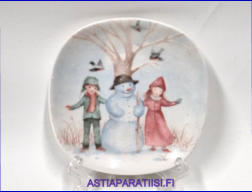 ARABIA,Sein�lautanen Talvinen yst�v� "Nelj� vuodenaikaa" 1990-luku,Design:Kaarina Kaila,Mitat Korkeus n. 12 cm, leveys n. 12 cm,1kpl.25�/kpl,( Tuote nro 206AM )