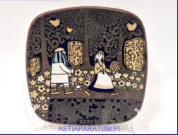 ARABIA, Vuosilautanen 1977,Design:Raija Uosikkinen,halkaisija .n. 20,5 cm X20,5 cm, 1kpl. 25�/kpl,( Tuote nro 104AM )