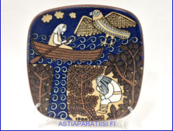 ARABIA, Vuosilautanen 1980,Design:Raija Uosikkinen,halkaisija .n. 20,5 cm X20,5 cm, 1kpl. 25�/kpl,( Tuote nro 107AM )