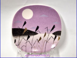 ARABIA,Sein�lautanen Hein�t ja t�ysikuu,Design:Jaana Aalto,punainen risti,SPR,2000-luku, Mitat Korkeus n. 12 cm, leveys n. 12 cm,1kpl.35�/kpl,( Tuote nro 263AM )