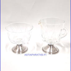 OY KUMELA,kermakko ja sokerikko,hionta kristalli, Kermakko korkeus:n. 9,6 cm, Halkaisija: n.6,8 cm,Sokerikon korkeus:n.8 cm, Halkaisija:n.8,2 cm, pari,140�  ( Tuote nro / Item #109S )
