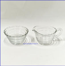 RIIHIM�EN LASI,kermakko ja sokerikko, Kermakko korkeus:n. 5,5 cm, Halkaisija n.8,3 cm,Sokerikon korkeus:n.5 cm, Halkaisija:n.9,5 cm, pari,35� ( Tuote nro / Item #149S )