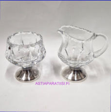 RIIHIM�EN LASI,kermakko ja sokerikko,Design:Aimo Okkolin, Kermakko korkeus:n. 10 cm, Halkaisija: n.6 cm,Sokerikon korkeus:n.9 cm, Halkaisija:n.6 cm, pari,160� ( Tuote nro / Item #169S )