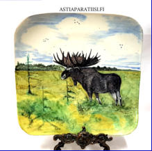 KUPITTAAN SAVI, taidekeramiikka Hirvi mets�ss�,Design:Hendrik Cornelius van Riemsdijk,signeerattu,mitat leveys n. 29,5 cm x 29,5 cm, 259� ( Tuote nro / Item #111F )