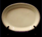 ARABIA, Platina ovaali  tarjoilulautanen,Design: Raija Uosikkinen,Malli B, design Kaj Franck, 1962-luku,Mitat: 35,7cm x 27,3 cm,1 kpl,75�/kpl
